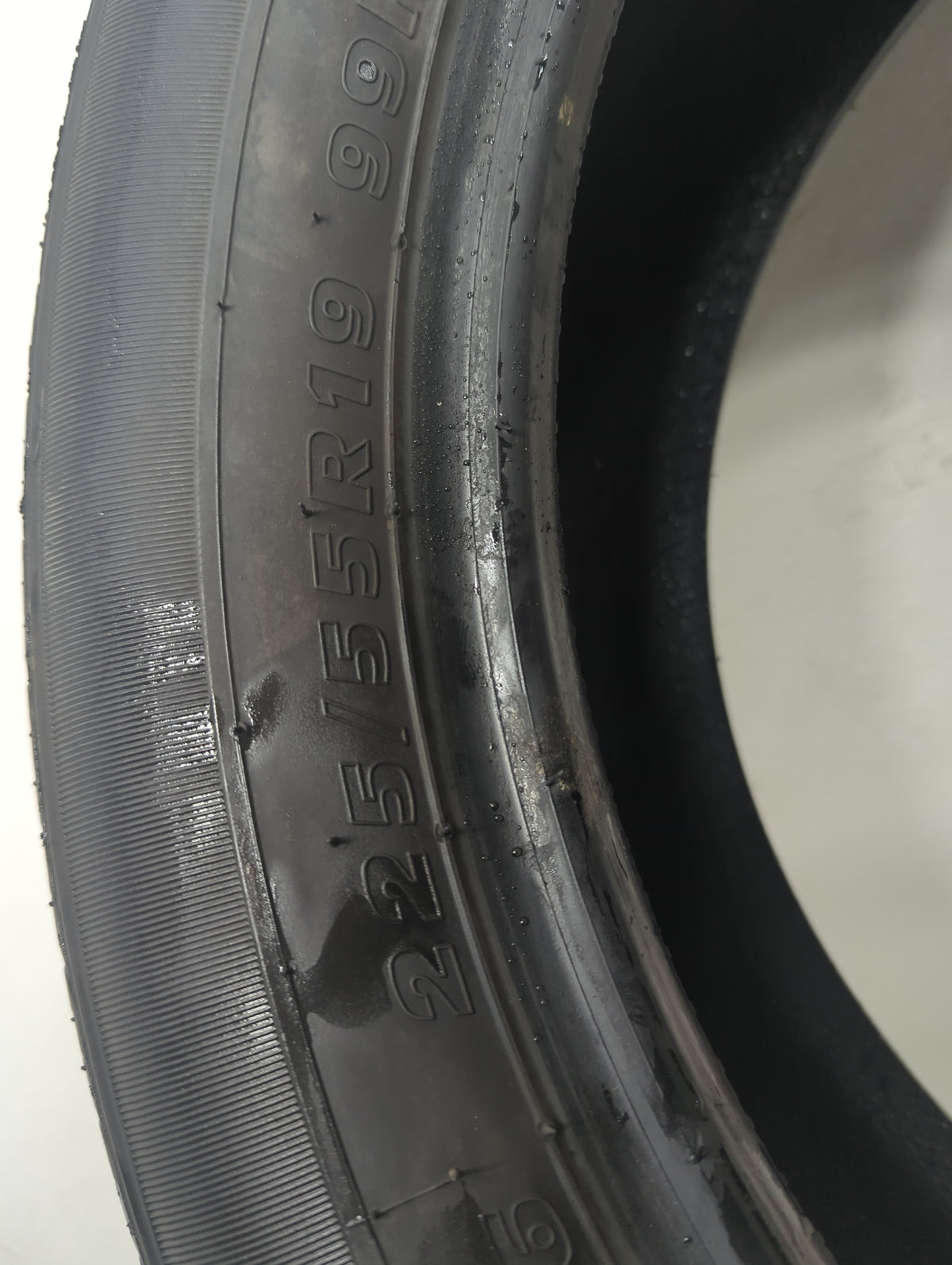 Used Tire 225/55R19 KUMHO SOLUS KH16 99V - Tread Depth 8/32 - Oemusedautoparts1.com