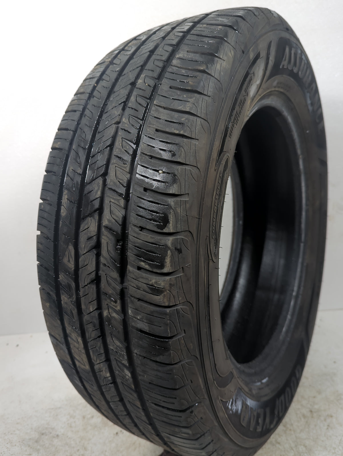 Used Tire 225/65R17 GOODYEAR ASSURANCE COMFORTRED 102H - Tread Depth 1/32 - Oemusedautoparts1.com