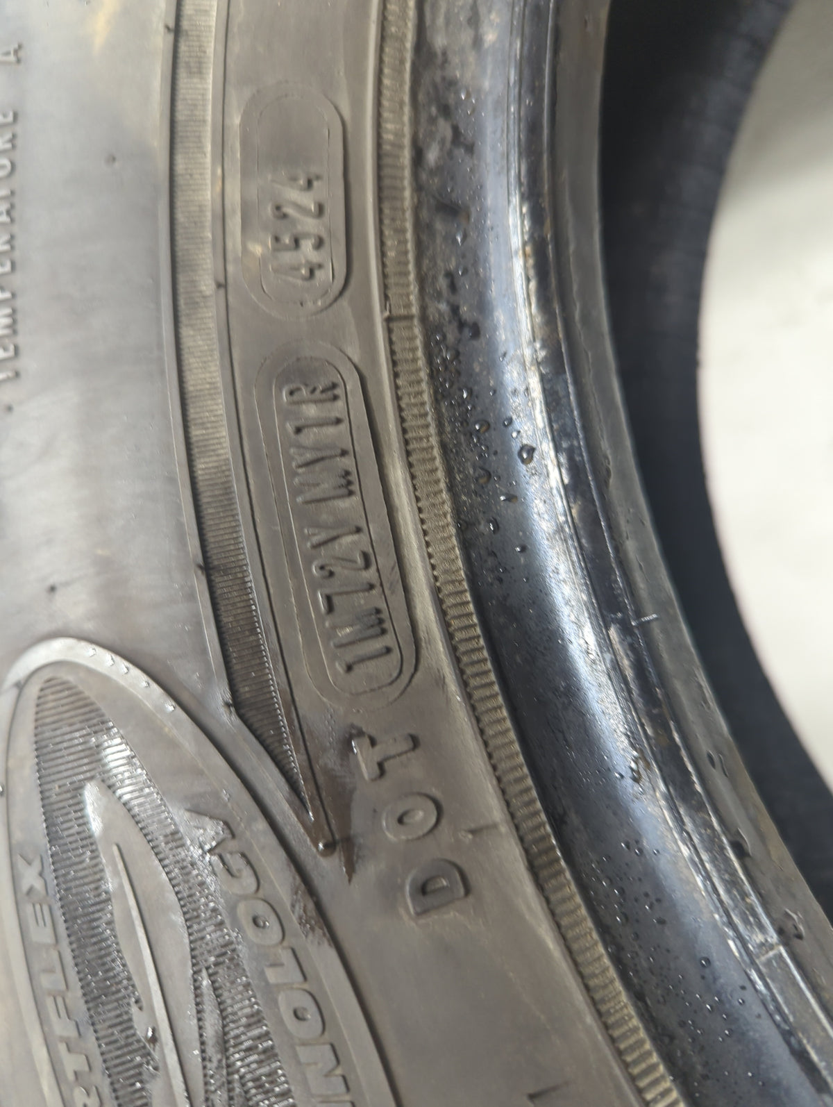 Used Tire 225/65R17 GOODYEAR ASSURANCE COMFORTRED 102H - Tread Depth 1/32 - Oemusedautoparts1.com