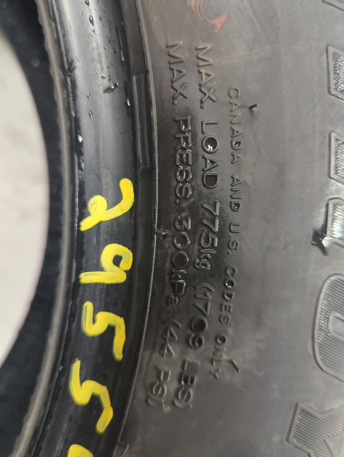Used Tire 225/60R17 UNIROYAL TIGER PAW TOURING A/S 99H - Tread Depth 10/32 - Oemusedautoparts1.com