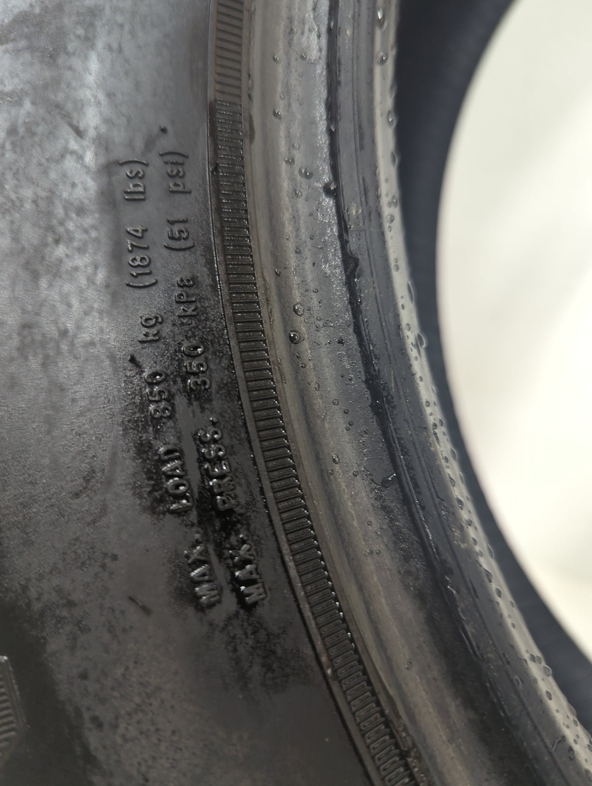 Used Tire 225/65R17 DOUGLAS TOURING A/S 102H - Tread Depth 8/32 - Oemusedautoparts1.com