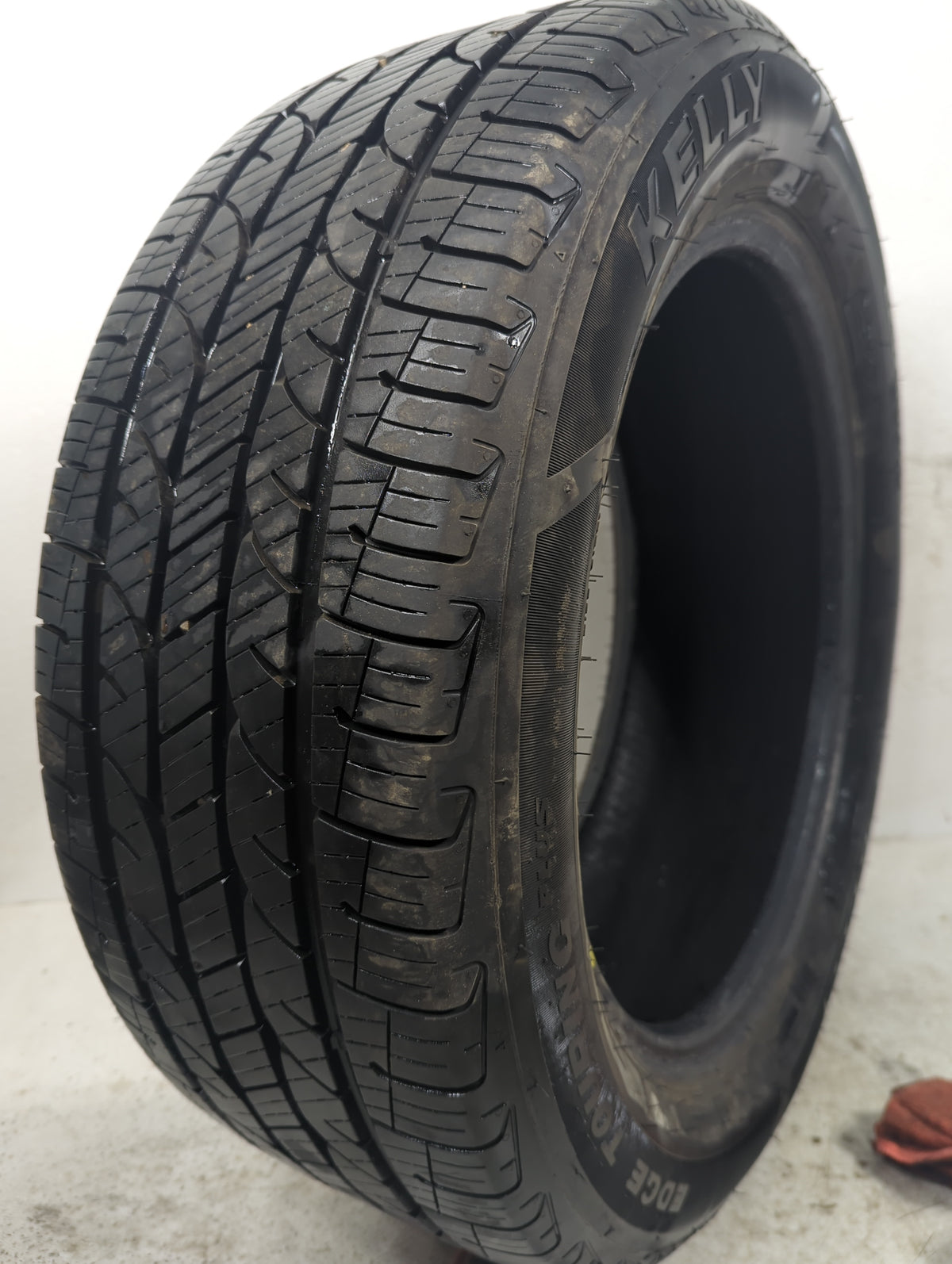 Used Tire 225/55R17 KELLY EDGE TOURING PLUS 97V - Tread Depth 10/32 - Oemusedautoparts1.com