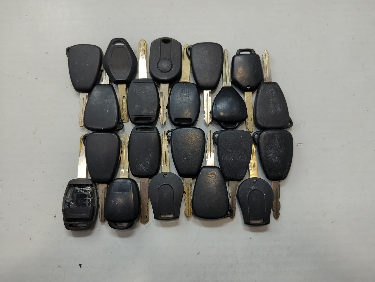Lot of 25 Aftermarket Keyless Entry Remote Fob MIXED FCC IDS MIXED PART - Oemusedautoparts1.com
