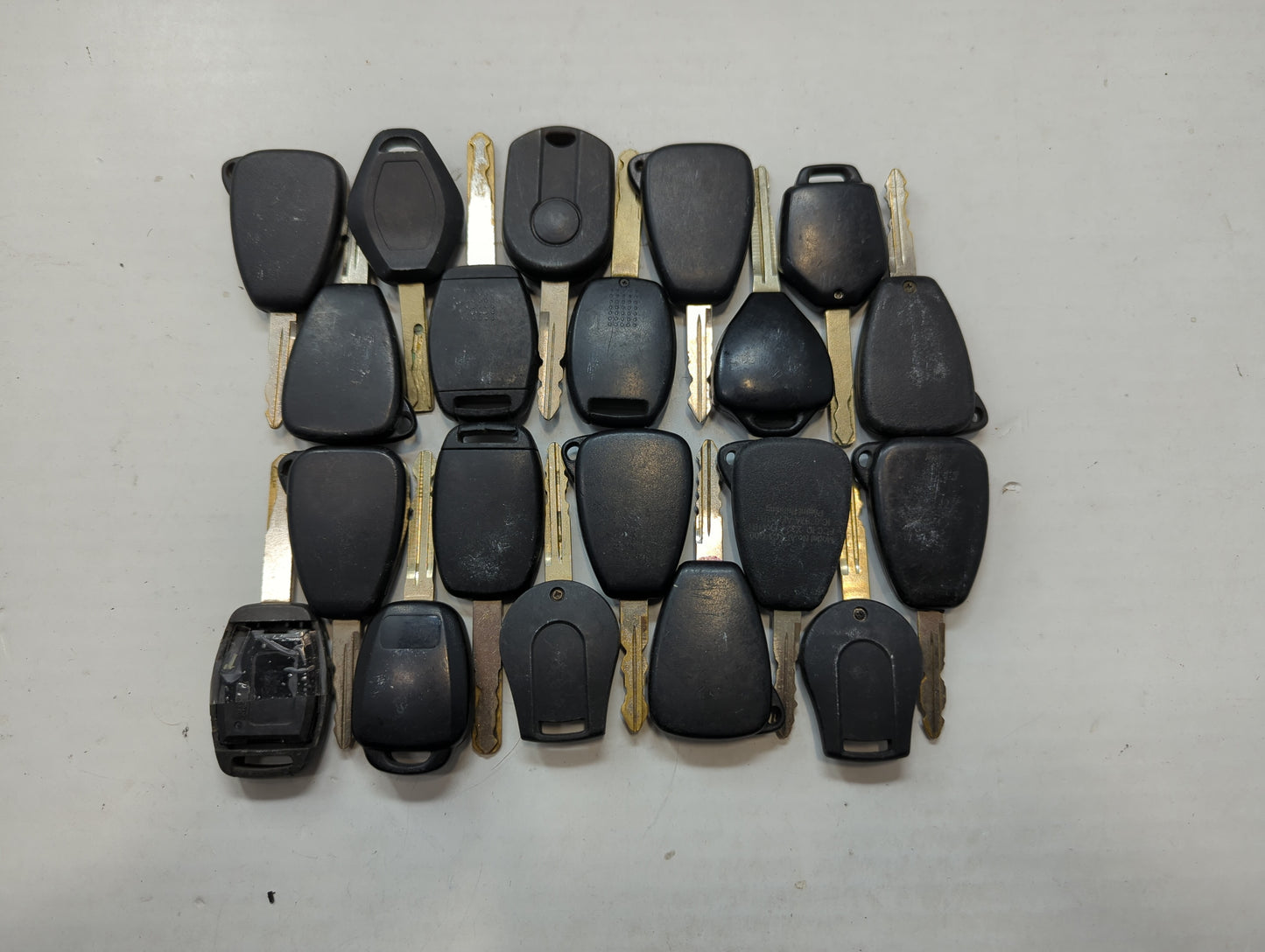 Lot of 25 Aftermarket Keyless Entry Remote Fob MIXED FCC IDS MIXED PART - Oemusedautoparts1.com