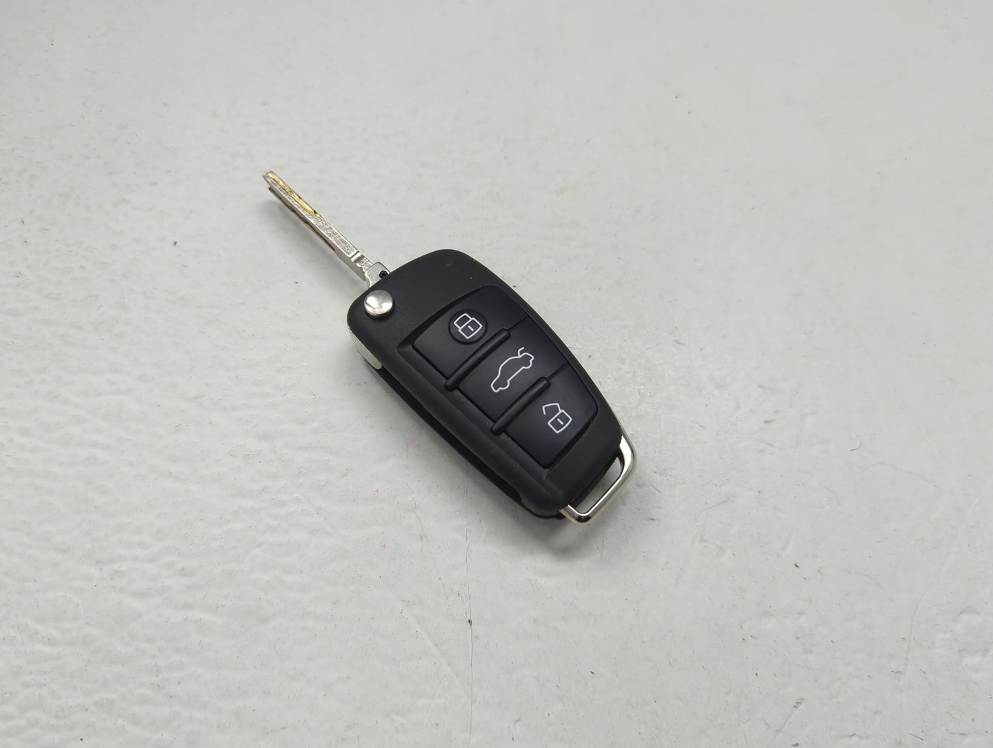 Audi Keyless Entry Remote Fob NBGFS12A71 81A 837 220 A | 81A837220A 4 buttons - Oemusedautoparts1.com