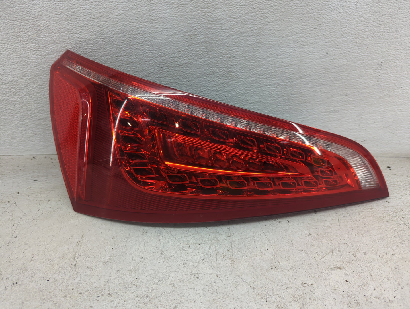 2009-2017 Audi Q5 Tail Light Assembly Driver Left OEM Fits Fits 2009 2010 2011 2012 2013 2014 2015 2016 2017 OEM Used Auto P