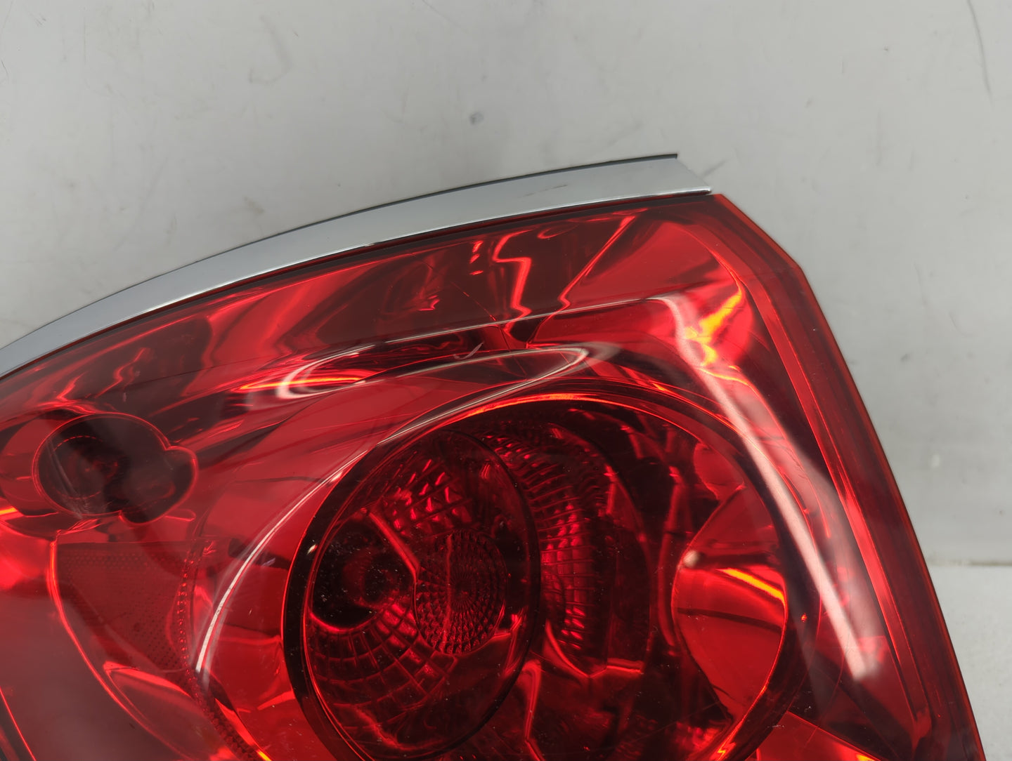 2008-2012 Buick Enclave Driver Left Side Deck Lid Mounted Tail Light - Oemusedautoparts1.com