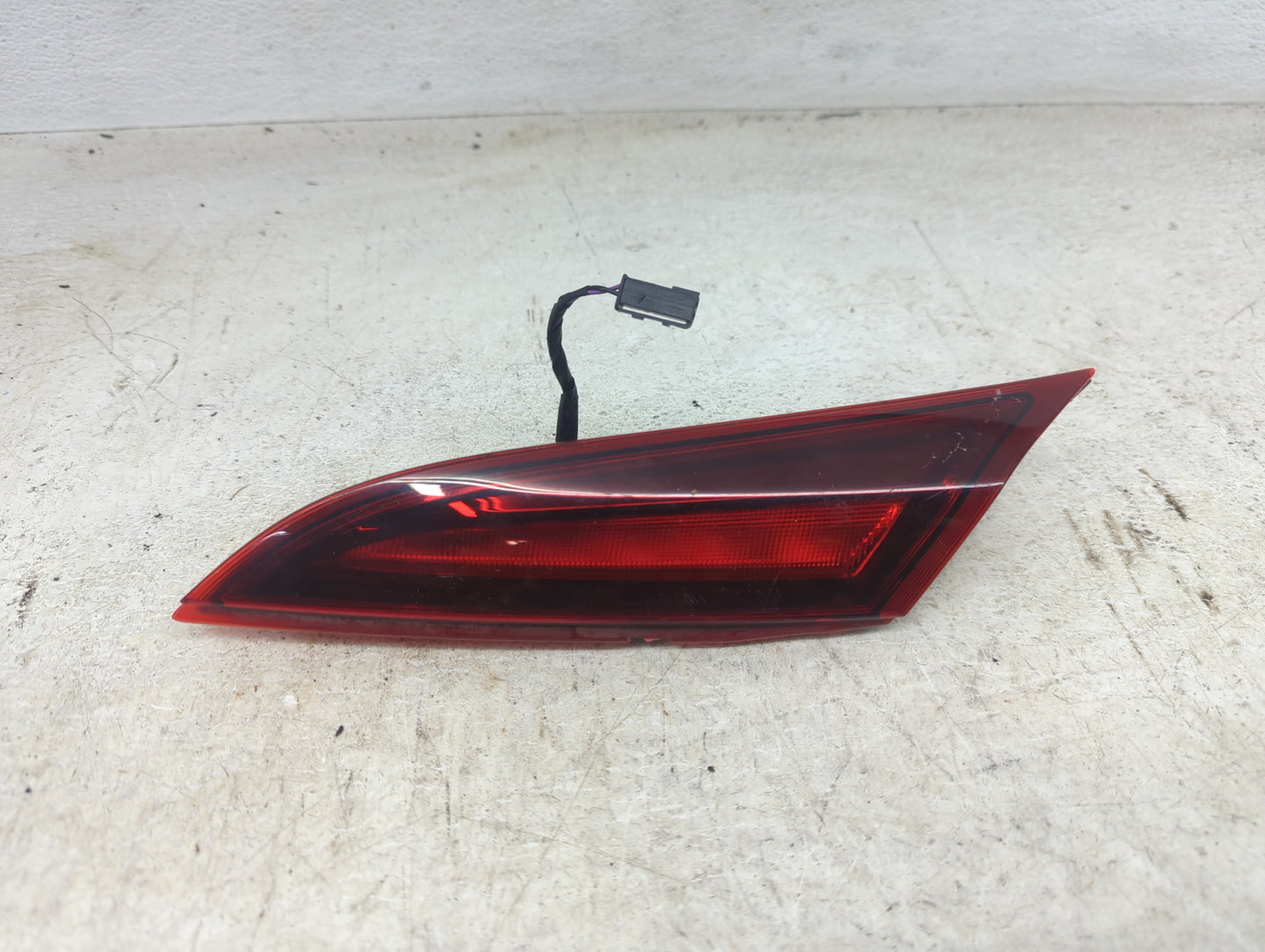 2008-2012 Buick Enclave Passenger Right Side Deck Lid Mounted Tail Light 1098047 - Oemusedautoparts1.com