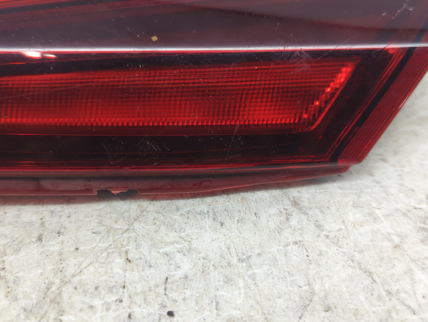 2008-2012 Buick Enclave Passenger Right Side Deck Lid Mounted Tail Light 1098047 - Oemusedautoparts1.com