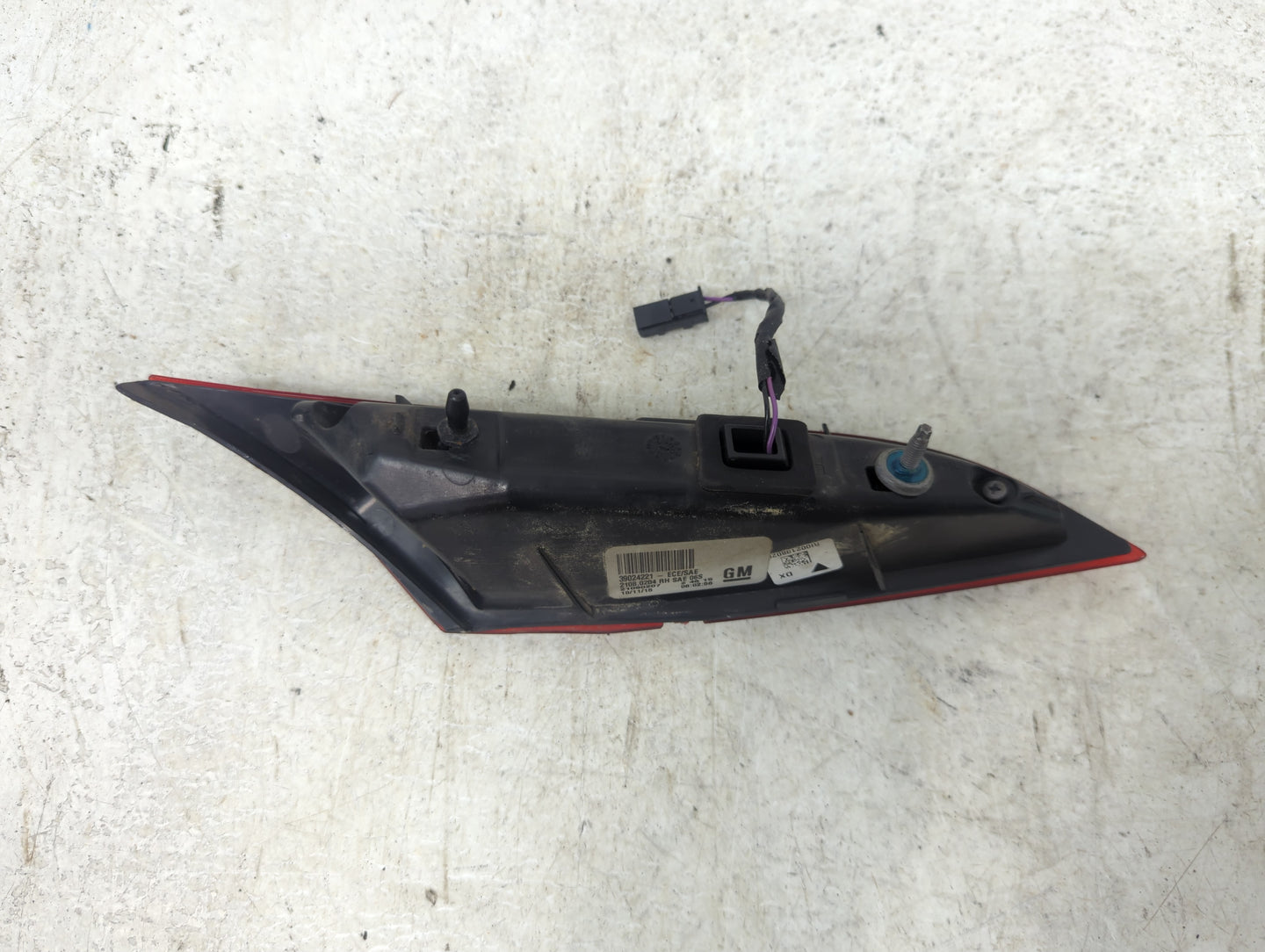 2008-2012 Buick Enclave Passenger Right Side Deck Lid Mounted Tail Light 1098047 - Oemusedautoparts1.com