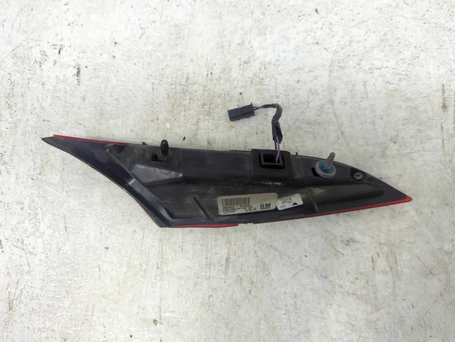 2008-2012 Buick Enclave Passenger Right Side Deck Lid Mounted Tail Light 1098047 - Oemusedautoparts1.com