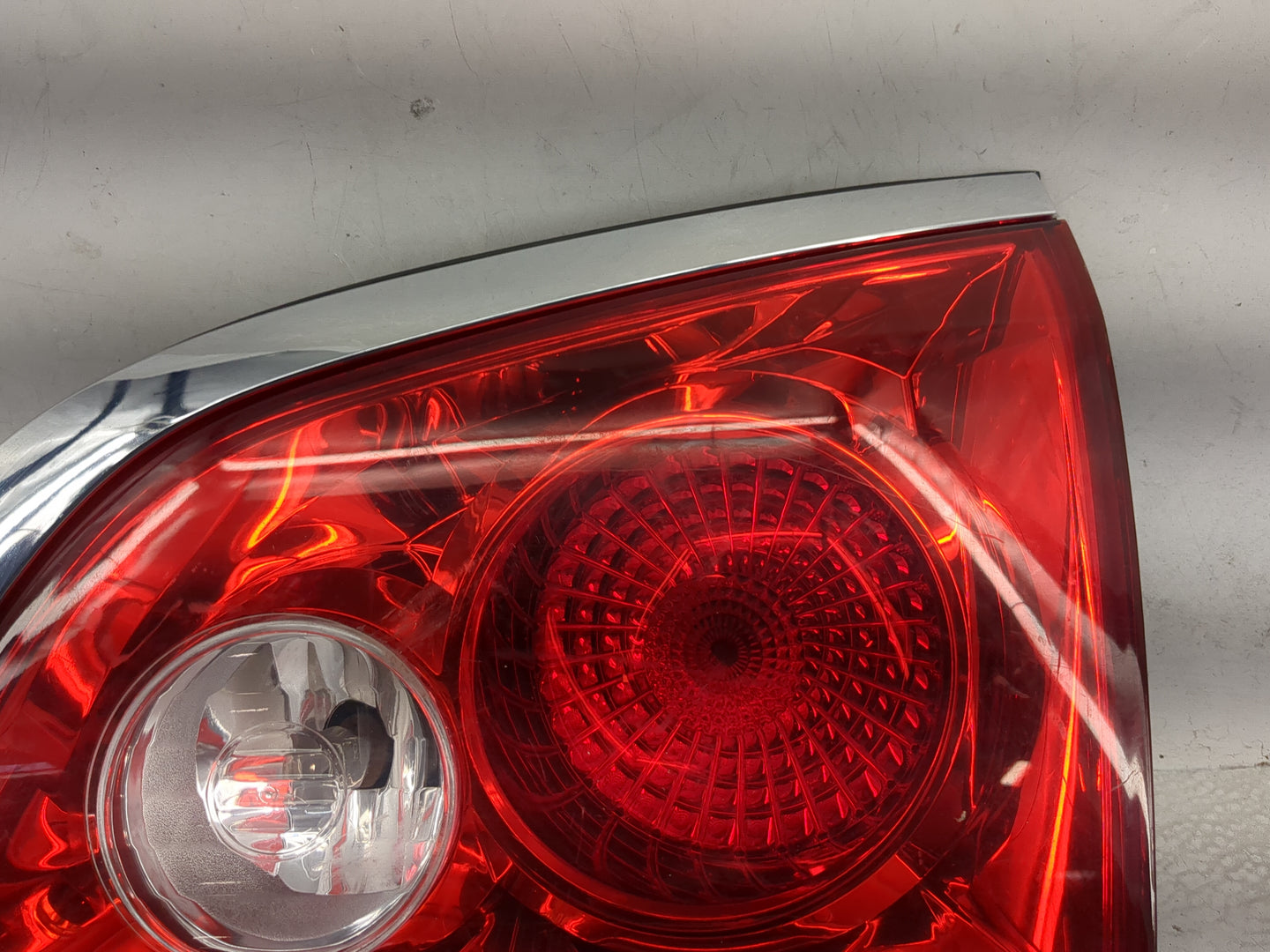 2008-2012 Buick Enclave Passenger Right Side Deck Lid Mounted Tail Light 5025955 - Oemusedautoparts1.com