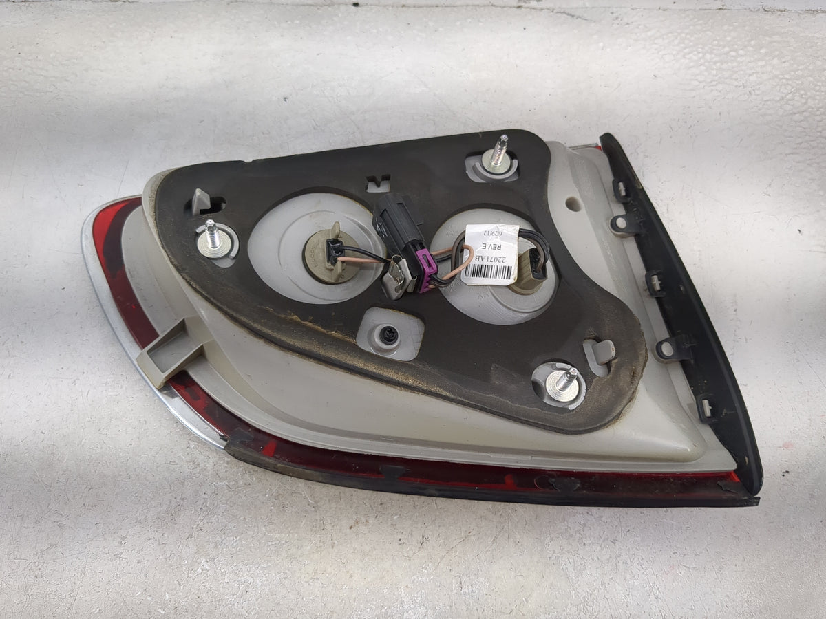 2008-2012 Buick Enclave Passenger Right Side Deck Lid Mounted Tail Light 5025955 - Oemusedautoparts1.com