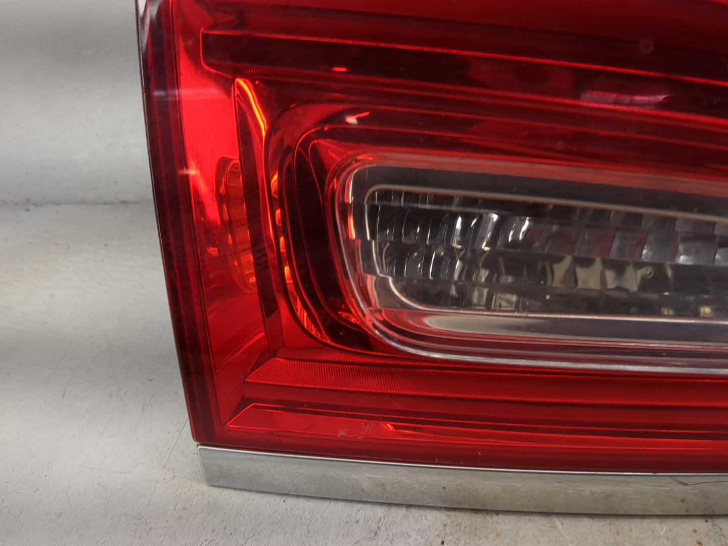 2013-2017 Buick Enclave Passenger Right Side Deck Lid Mounted Tail Light 5027752 - Oemusedautoparts1.com