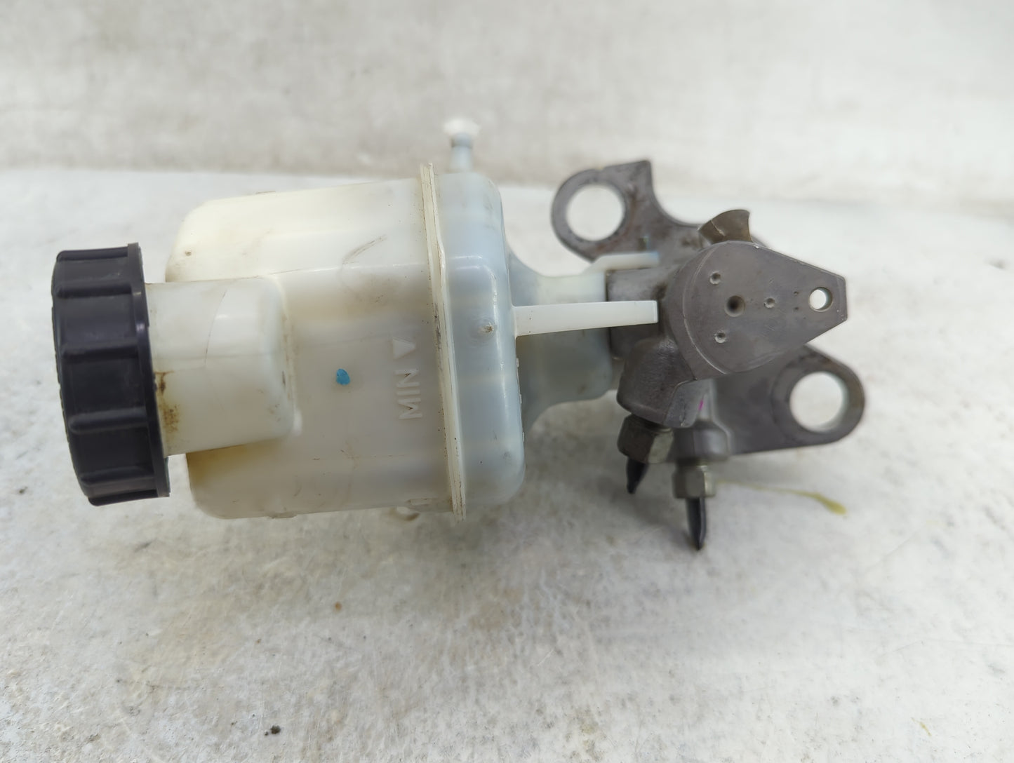 2011-2016 Buick Lacrosse Brake Master Cylinder 921970 - Oemusedautoparts1.com
