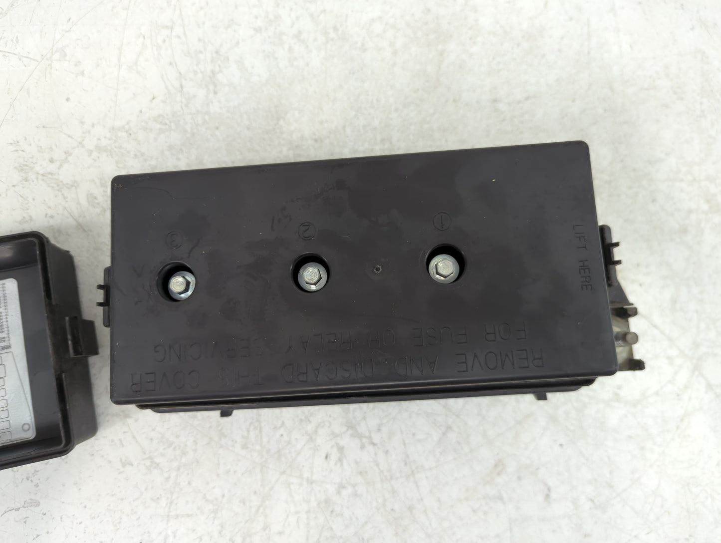 2000-2005 Buick Lesabre Fusebox Fuse Box Panel Relay Module Fits Fits 2000 2001 2002 2003 2004 2005 OEM Used Auto Parts - Oe