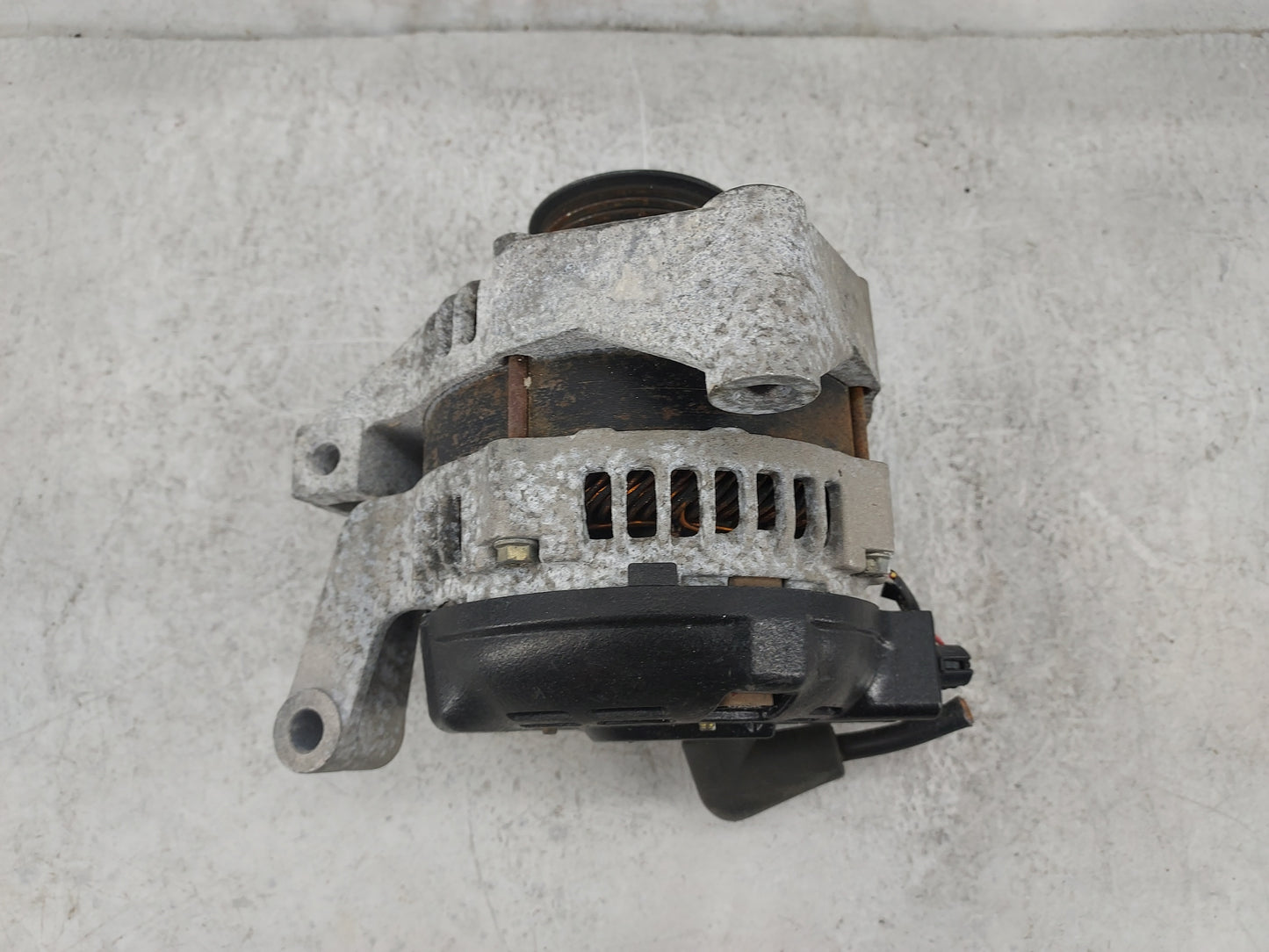 2004-2005 Buick Lesabre Alternator Replacement Generator Charging Assembly Engine OEM Fits Fits 2004 2005 OEM Used Auto Part