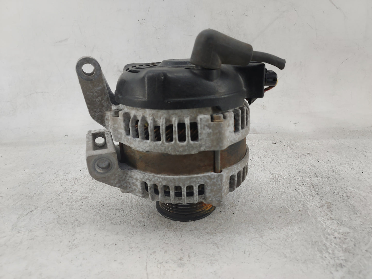 2004-2005 Buick Lesabre Alternator Replacement Generator Charging Assembly Engine OEM Fits Fits 2004 2005 OEM Used Auto Part