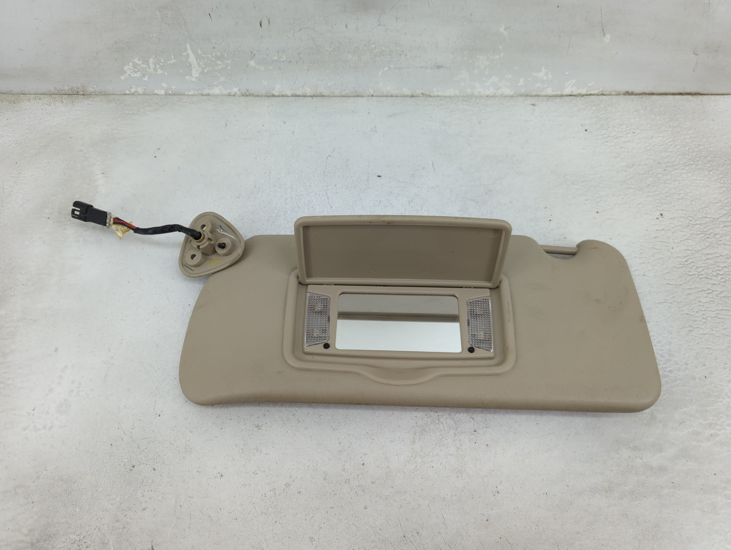 2003-2007 Cadillac Cts Sun Visor Shade Replacement Driver Left Mirror Fits Fits 2003 2004 2005 2006 2007 OEM Used Auto Parts
