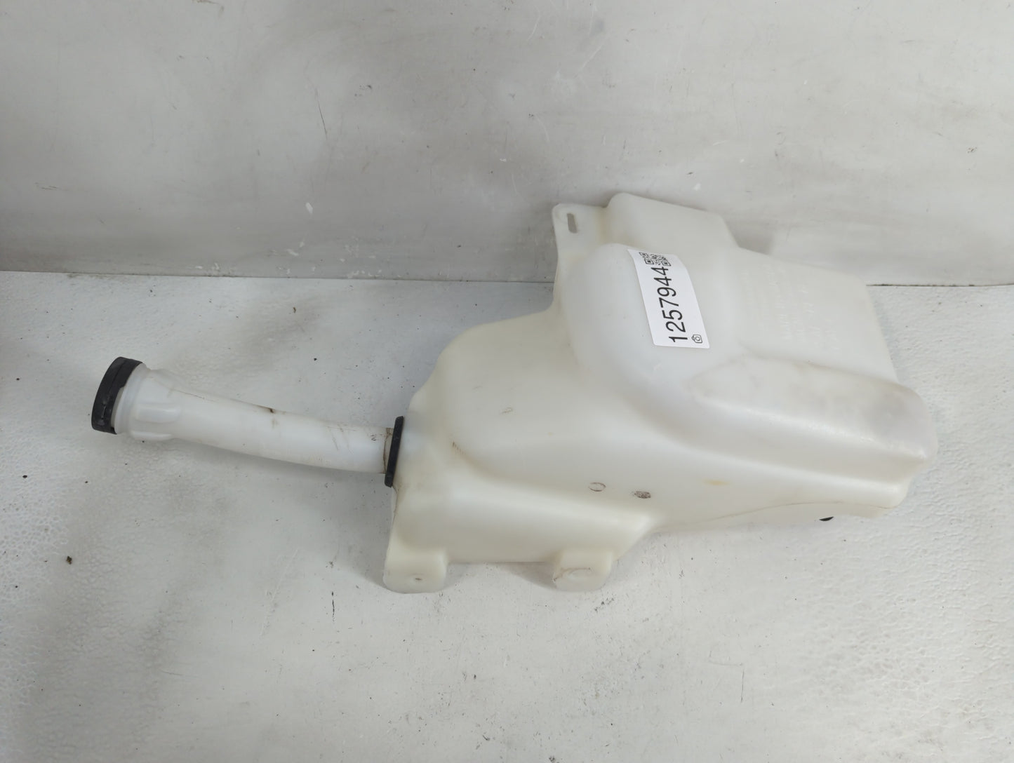 Cadillac Xts Windshield Washer Fluid Reservoir Bottle Oem - Oemusedautoparts1.com