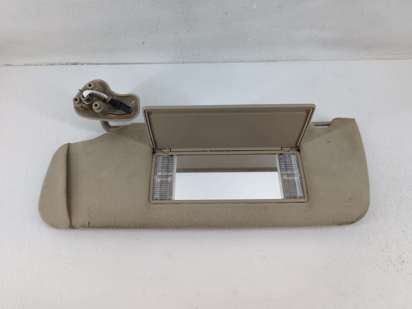 2004-2005 Chevrolet Avalanche Sun Visor Shade Replacement Driver Left Mirror Fits Fits 2004 2005 OEM Used Auto Parts - Oemus