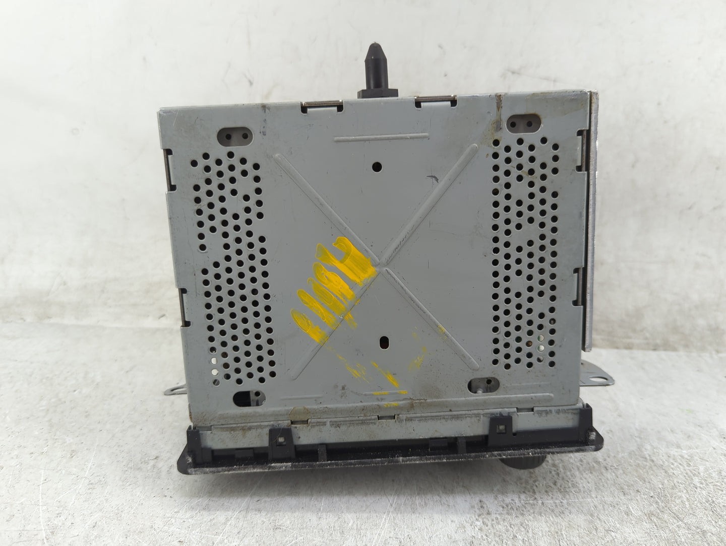 2004-2005 Chevrolet Cavalier Radio AM FM Cd Player Receiver Replacement Fits Fits 2004 2005 OEM Used Auto Parts - Oemusedaut