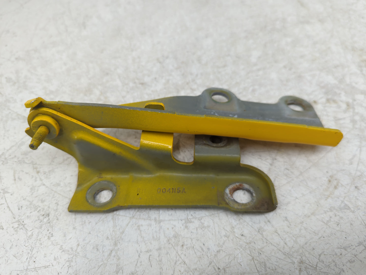 2005 Chevrolet Colorado Passenger Right Hood Hinge - Oemusedautoparts1.com