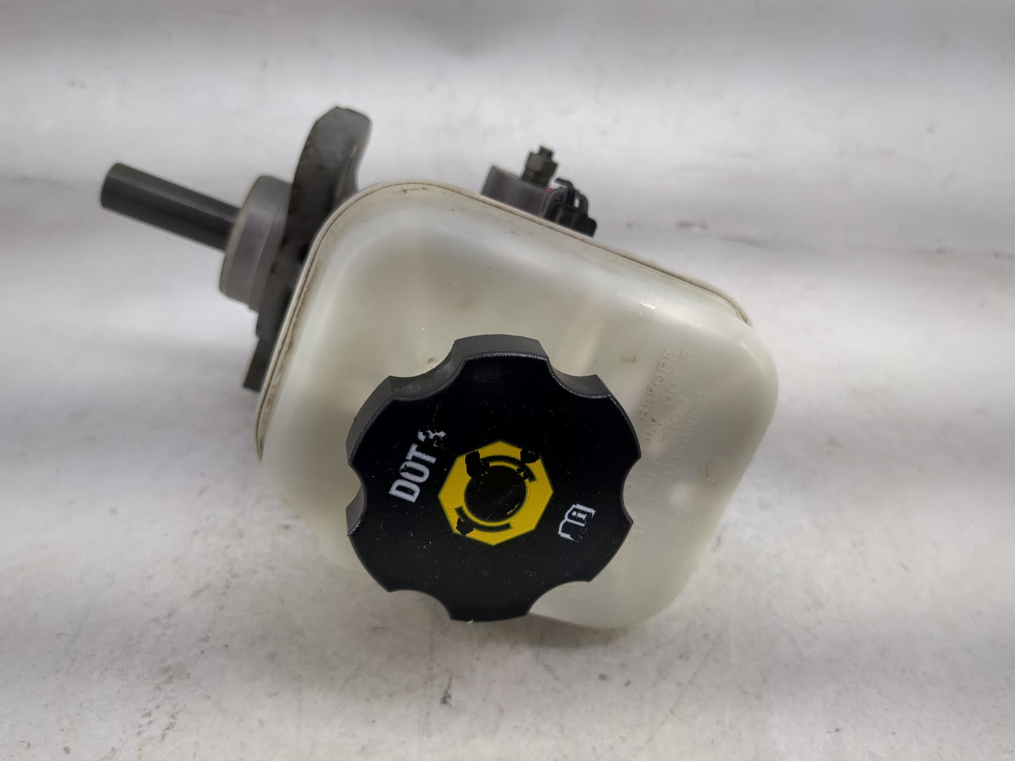 2004-2008 Chevrolet Colorado Brake Master Cylinder 5025388 - Oemusedautoparts1.com