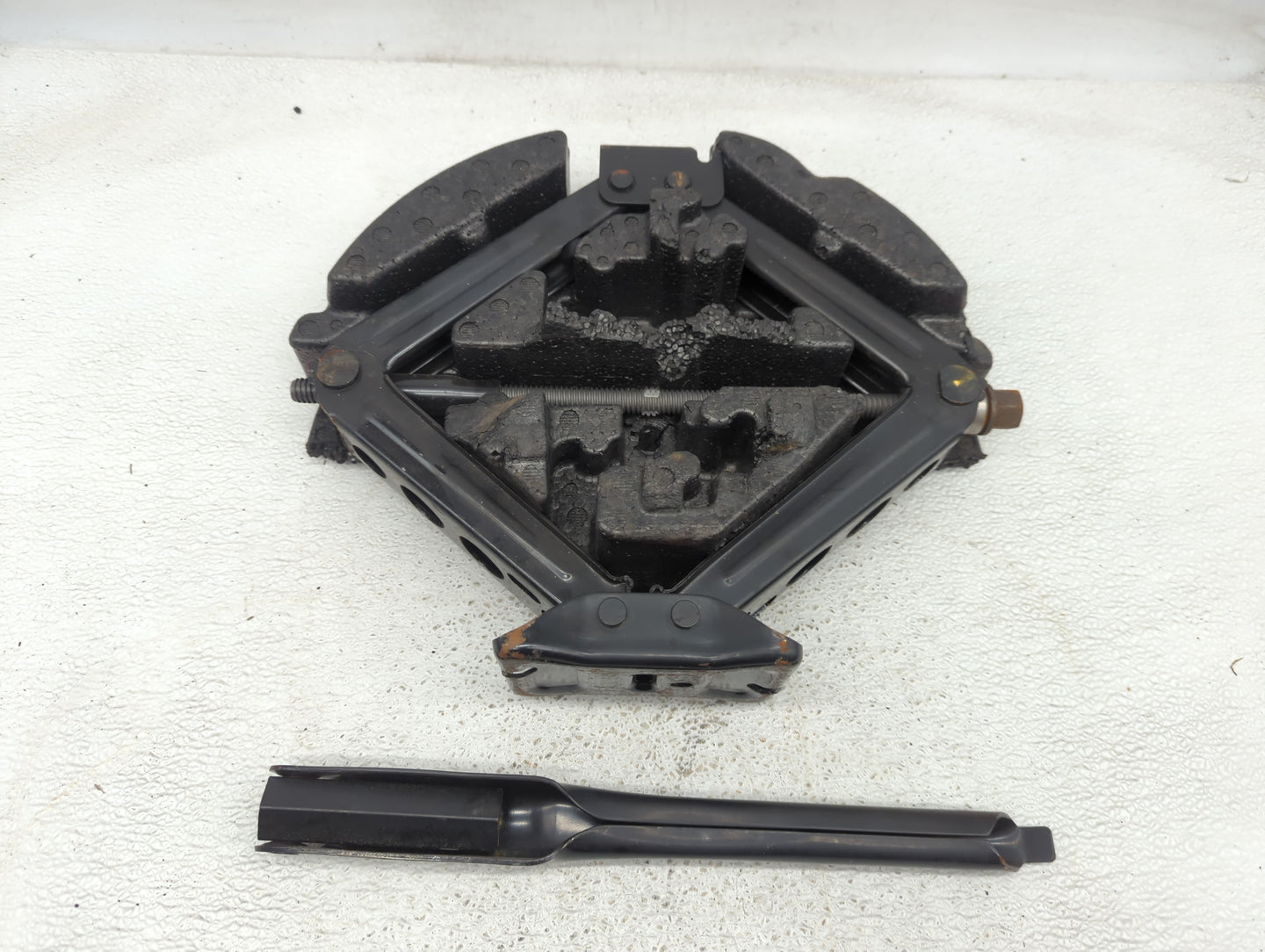 2018 Chevrolet Cruze Spare Scissor Car Jack - Oemusedautoparts1.com