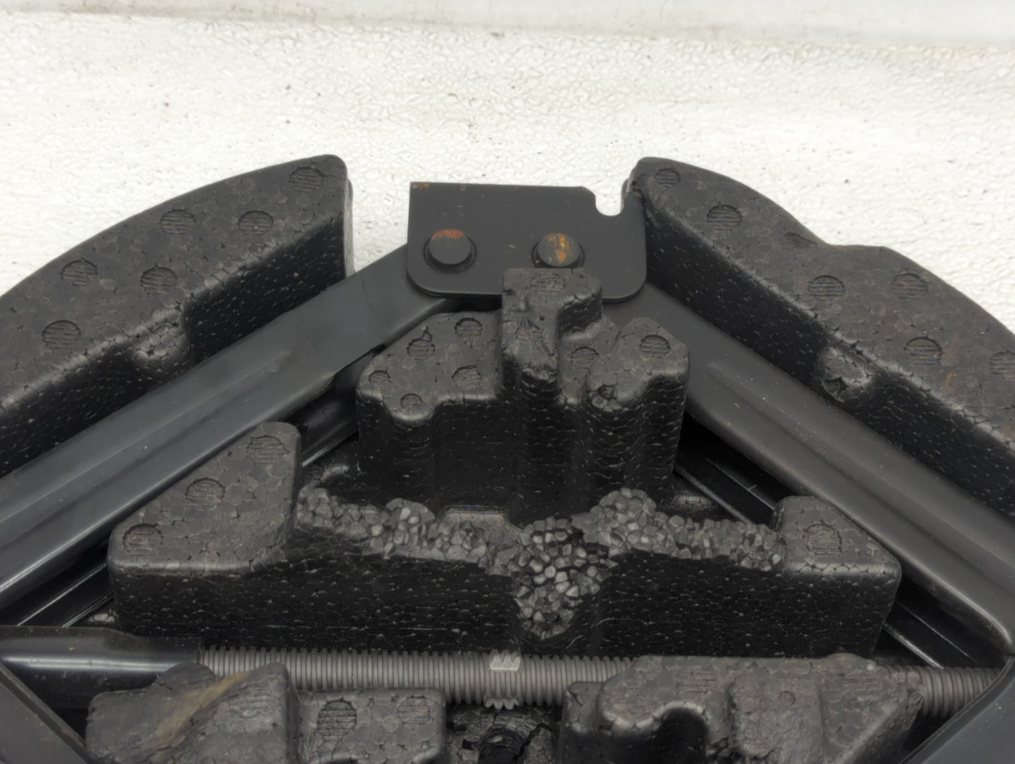2018 Chevrolet Cruze Spare Scissor Car Jack - Oemusedautoparts1.com