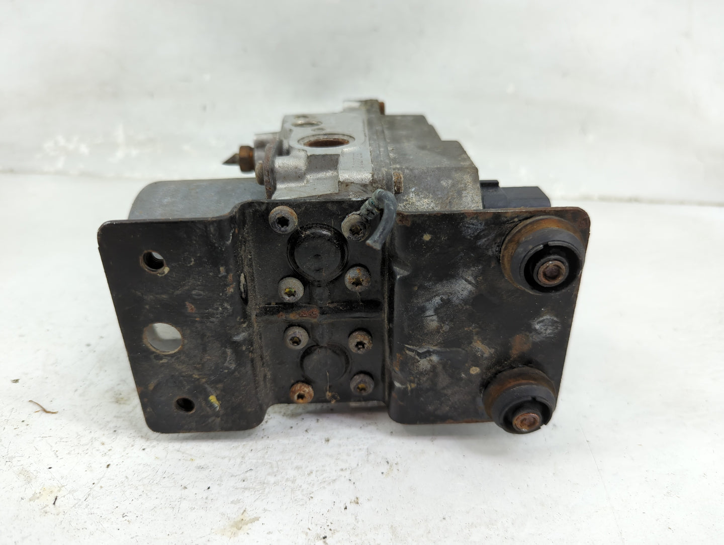 2003-2005 Chevrolet Impala ABS Pump Control Module Replacement Fits Fits 2001 2002 2003 2004 2005 OEM Used Auto Parts - Oemu