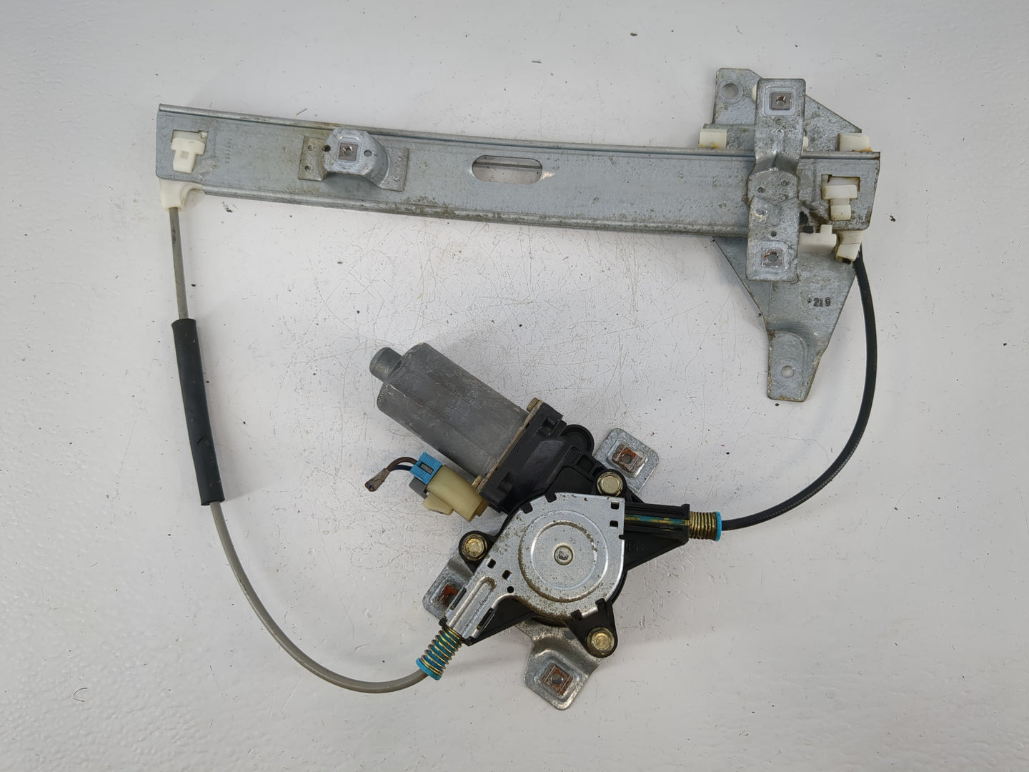 2003-2005 Chevrolet Impala Passenger Rear Right Power Window Motor - Oemusedautoparts1.com
