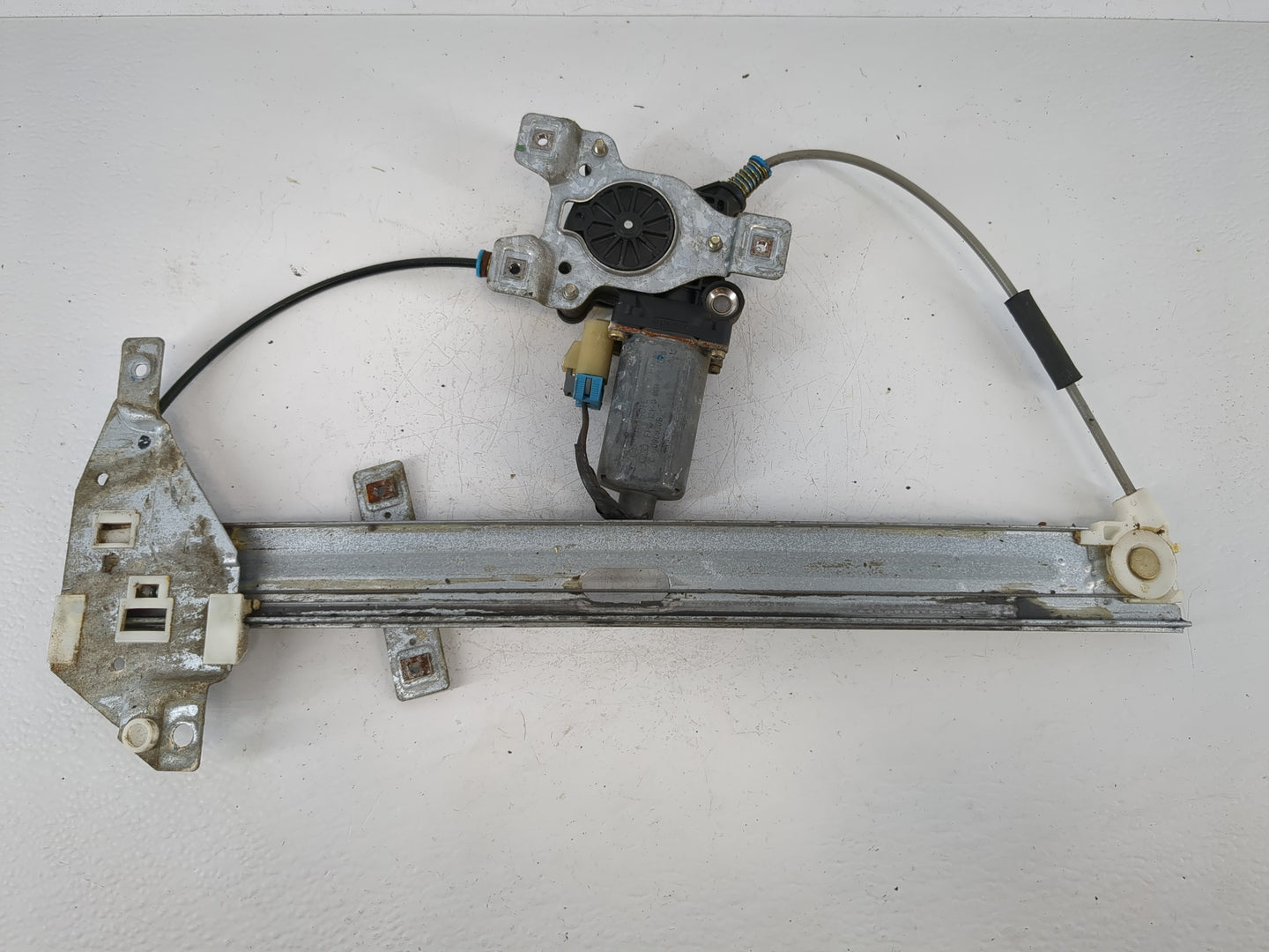2003-2005 Chevrolet Impala Driver Front Left Power Window Motor - Oemusedautoparts1.com
