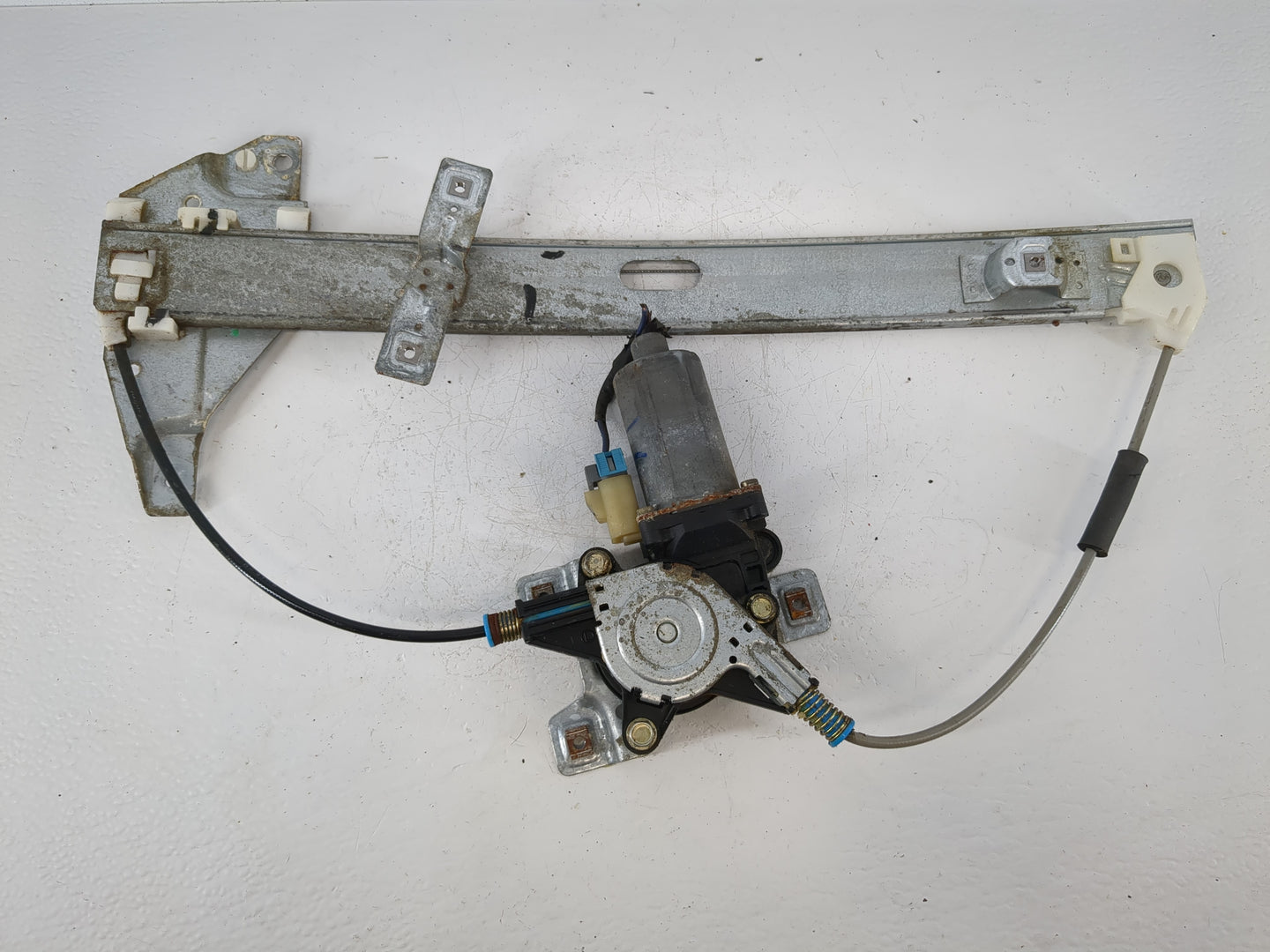 2003-2005 Chevrolet Impala Driver Front Left Power Window Motor - Oemusedautoparts1.com