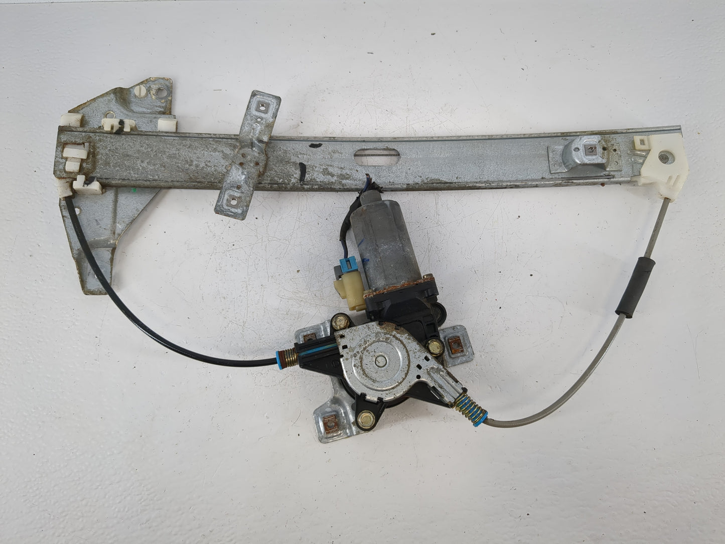 2003-2005 Chevrolet Impala Driver Front Left Power Window Motor - Oemusedautoparts1.com