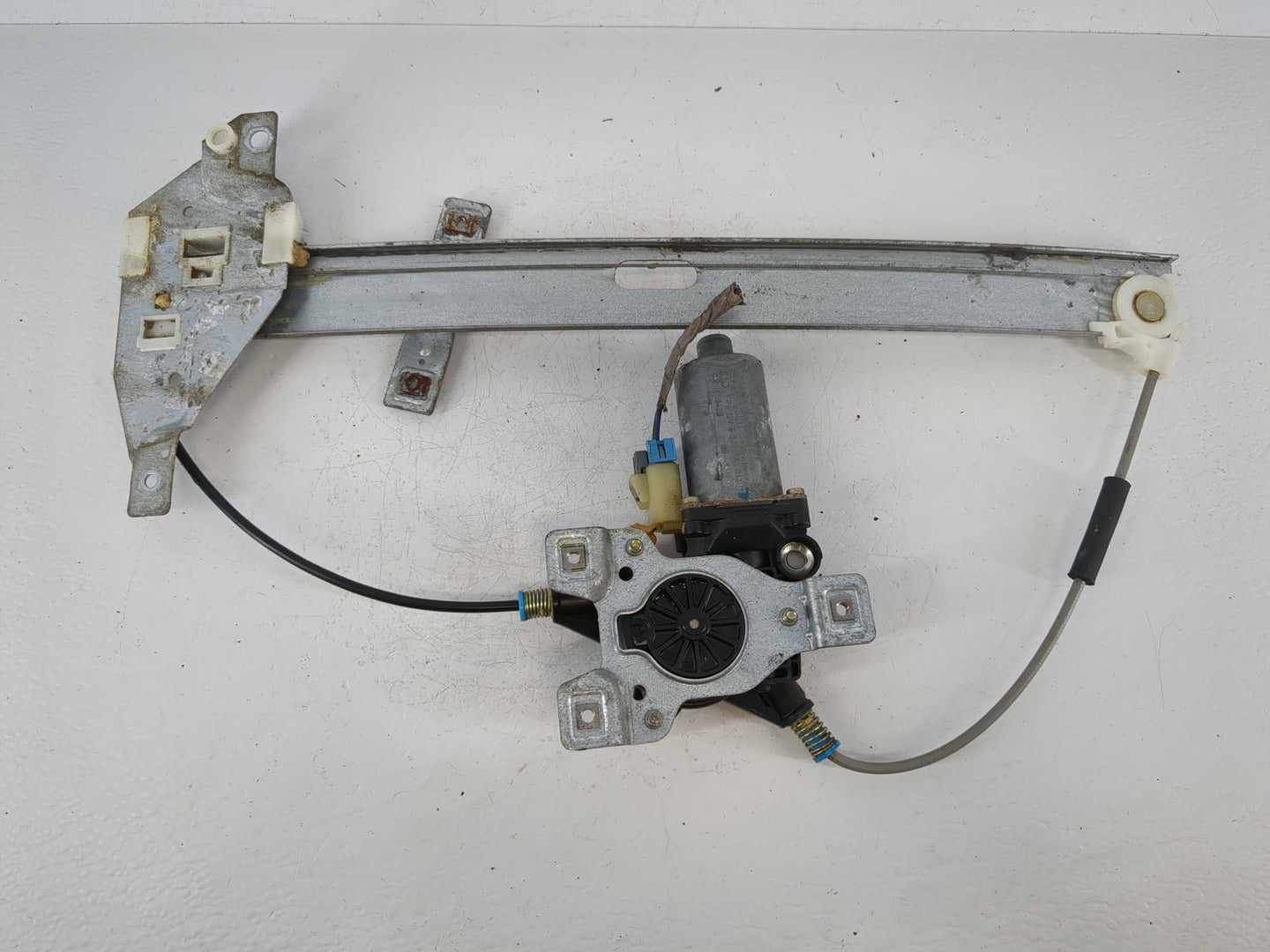 2003-2005 Chevrolet Impala Passenger Front Right Power Window Motor - Oemusedautoparts1.com