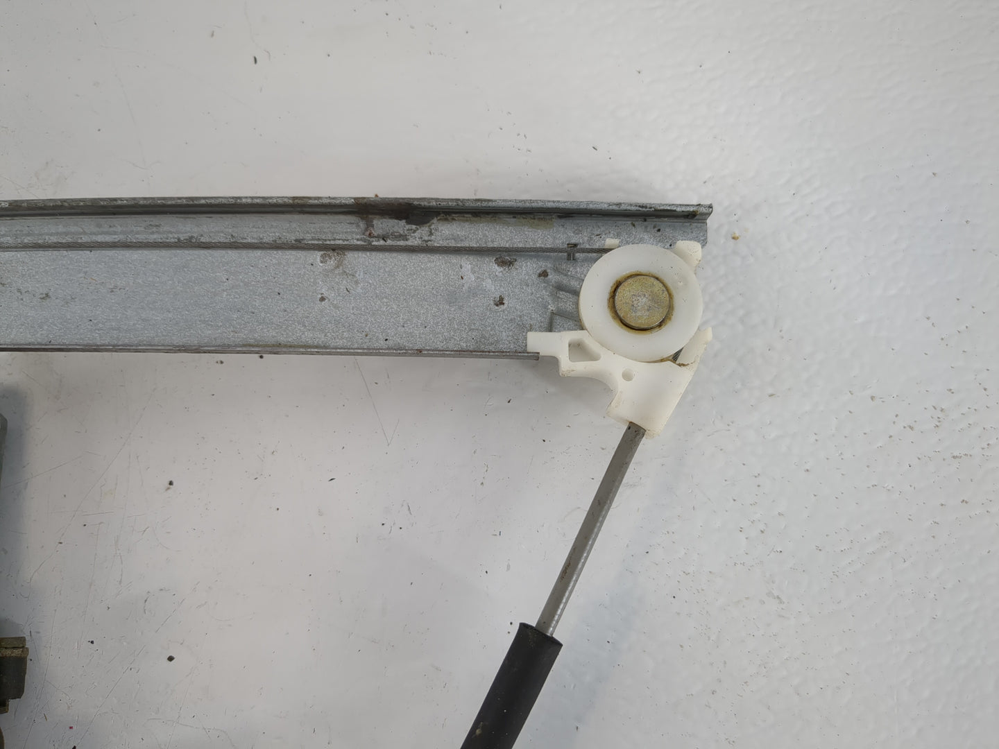 2003-2005 Chevrolet Impala Passenger Front Right Power Window Motor - Oemusedautoparts1.com