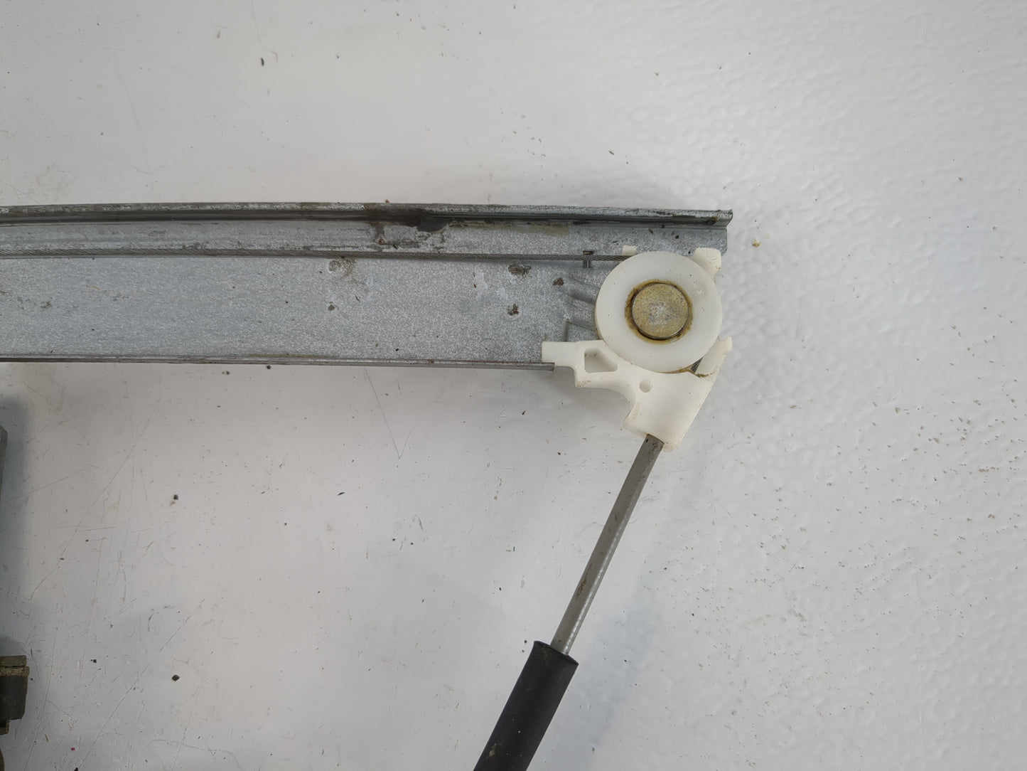 2003-2005 Chevrolet Impala Passenger Front Right Power Window Motor - Oemusedautoparts1.com