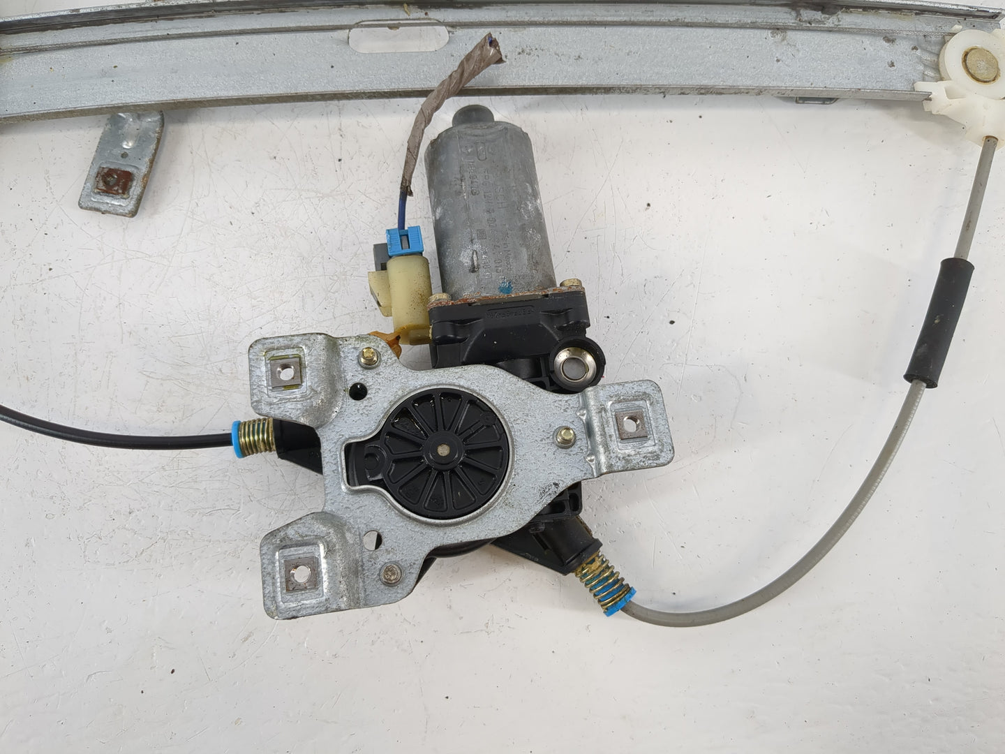 2003-2005 Chevrolet Impala Passenger Front Right Power Window Motor - Oemusedautoparts1.com