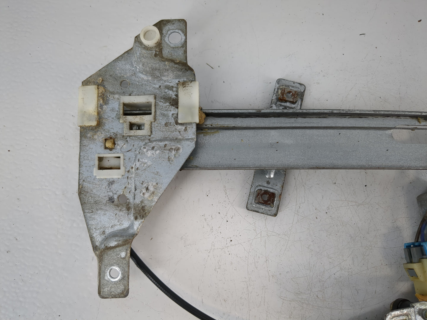 2003-2005 Chevrolet Impala Passenger Front Right Power Window Motor - Oemusedautoparts1.com