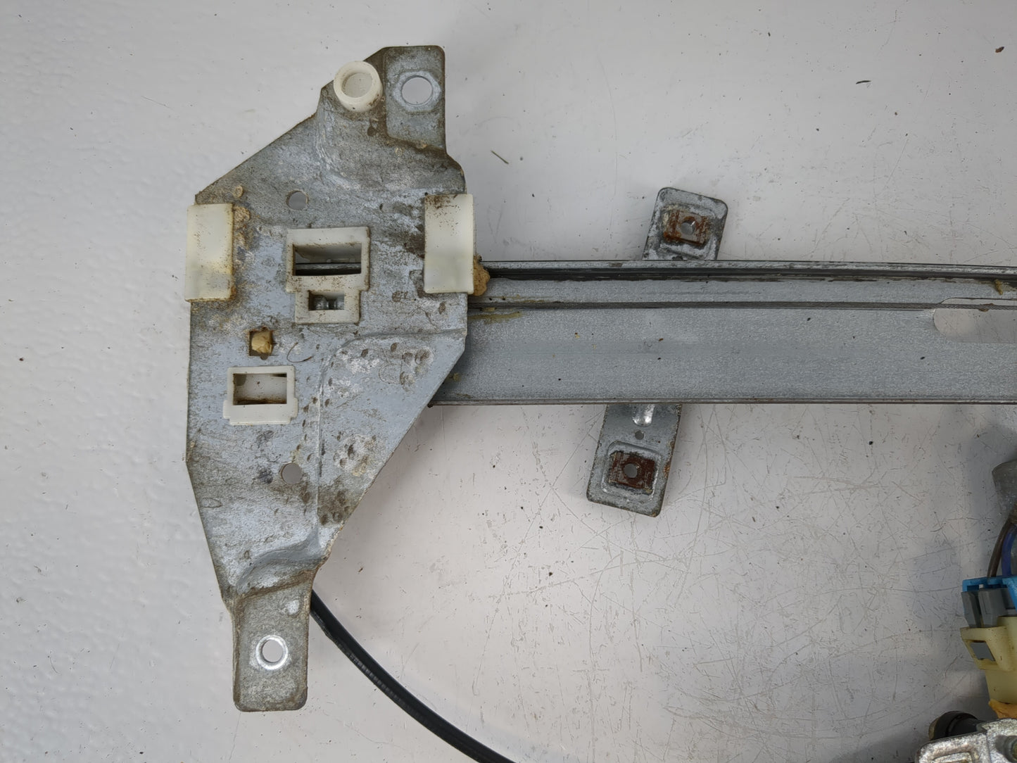 2003-2005 Chevrolet Impala Passenger Front Right Power Window Motor - Oemusedautoparts1.com