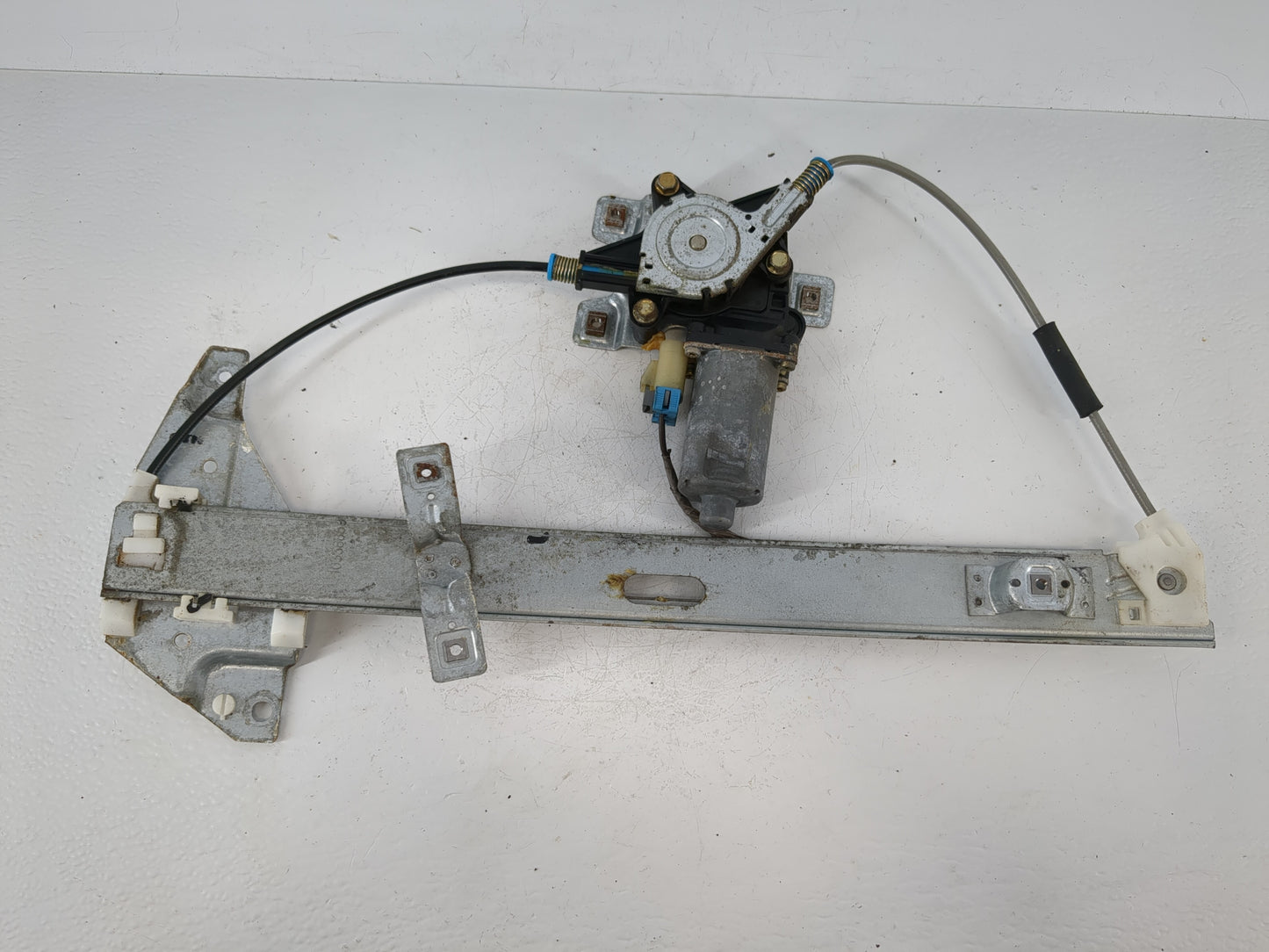 2003-2005 Chevrolet Impala Passenger Front Right Power Window Motor - Oemusedautoparts1.com
