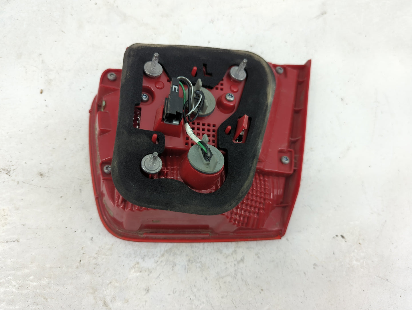 2013 Chevrolet Malibu Passenger Right Side Deck Lid Mounted Tail Light - Oemusedautoparts1.com