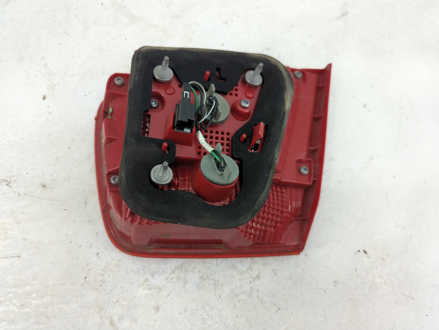 2013 Chevrolet Malibu Passenger Right Side Deck Lid Mounted Tail Light - Oemusedautoparts1.com