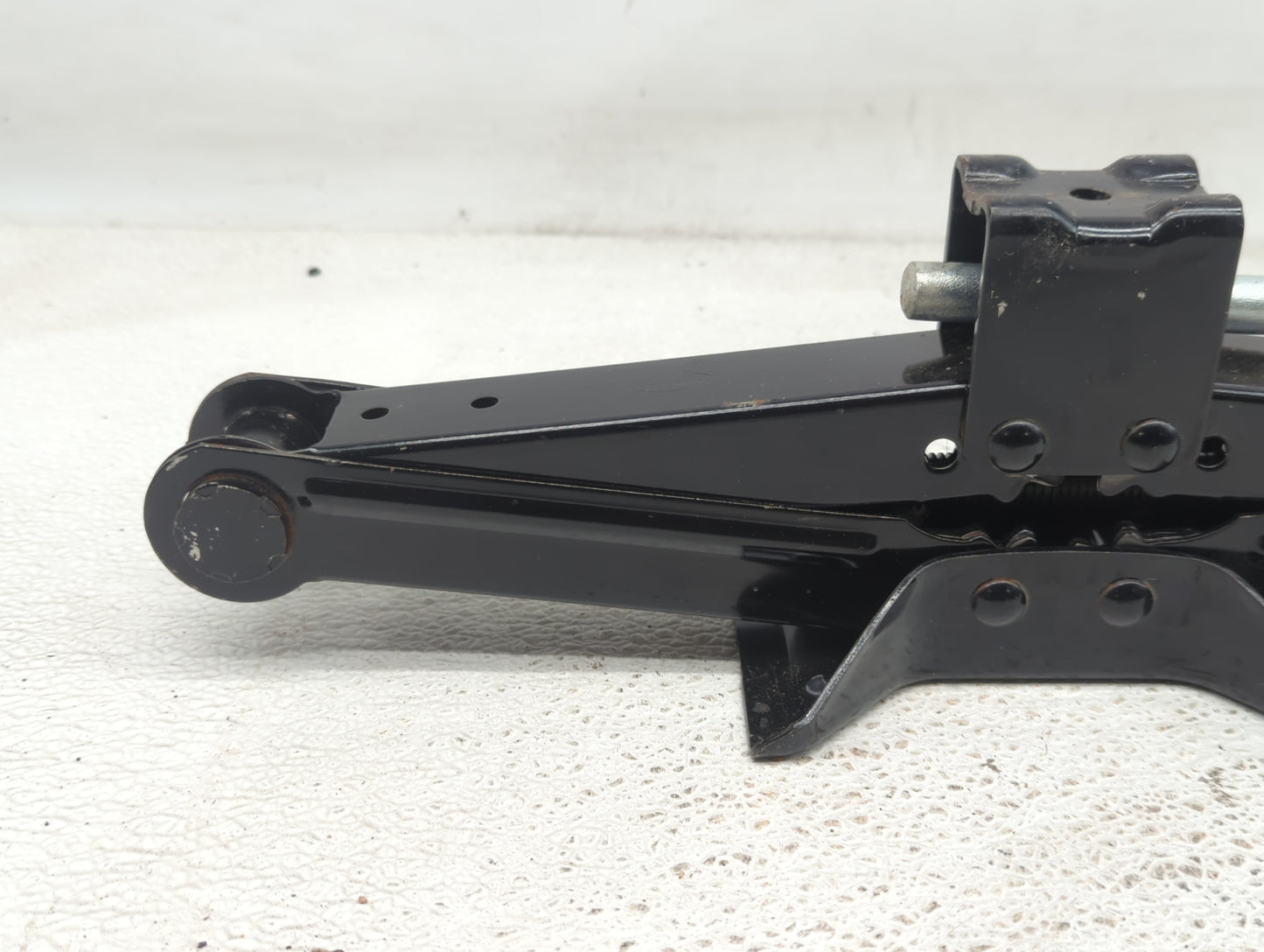 2013 Chevrolet Malibu Spare Scissor Car Jack 1074768 - Oemusedautoparts1.com