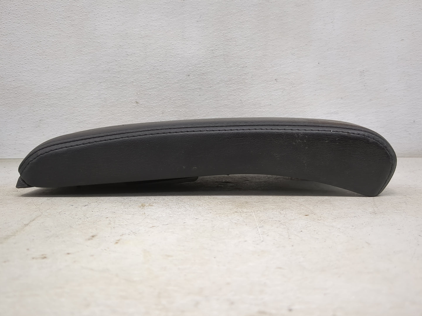 2008-2012 Chevrolet Malibu Center Console Armrest Cover Lid Fits Fits 2008 2009 2010 2011 2012 OEM Used Auto Parts - Oemused