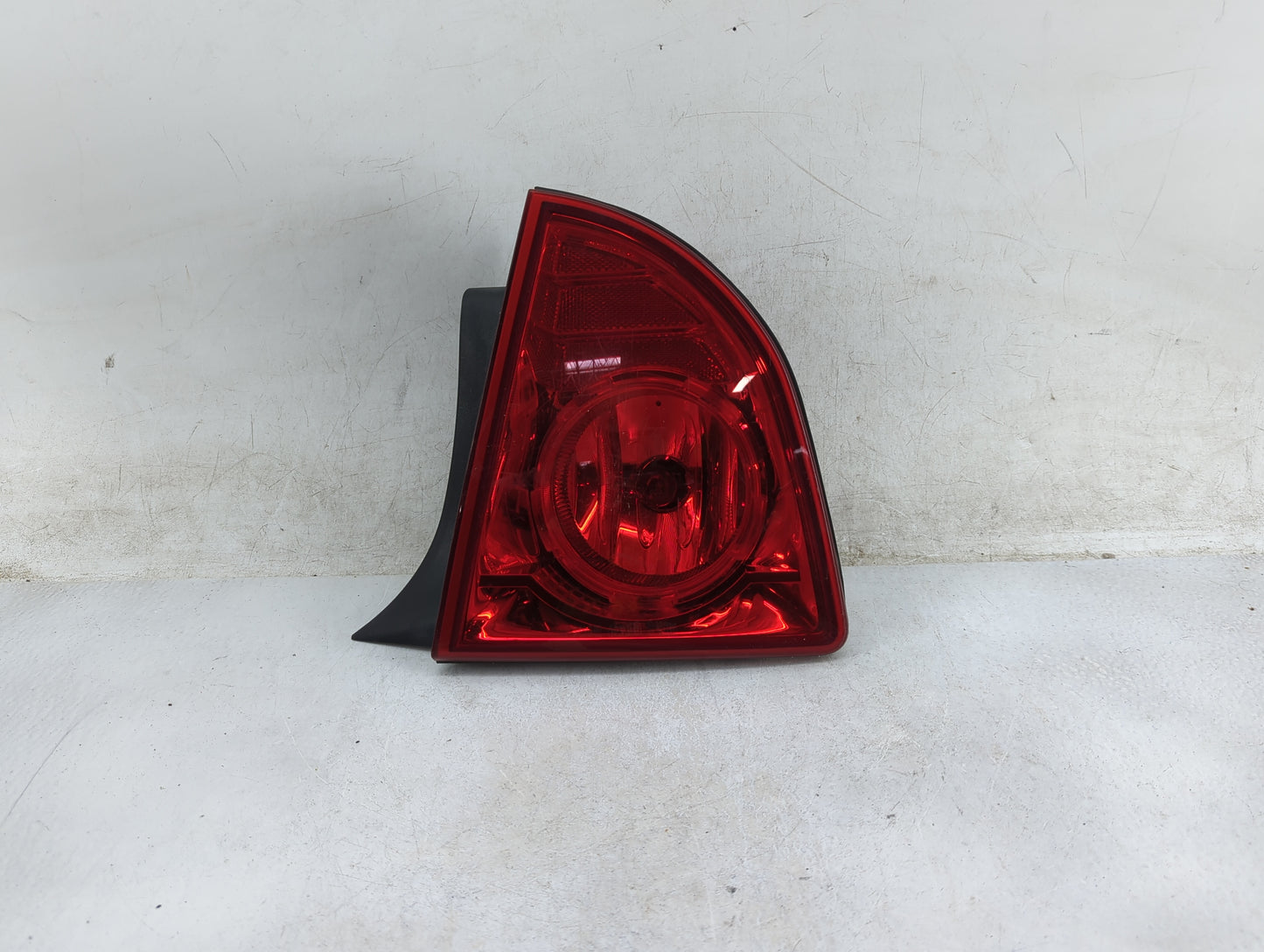 2008-2012 Chevrolet Malibu Tail Light Assembly Passenger Right OEM Fits Fits 2008 2009 2010 2011 2012 OEM Used Auto Parts - 