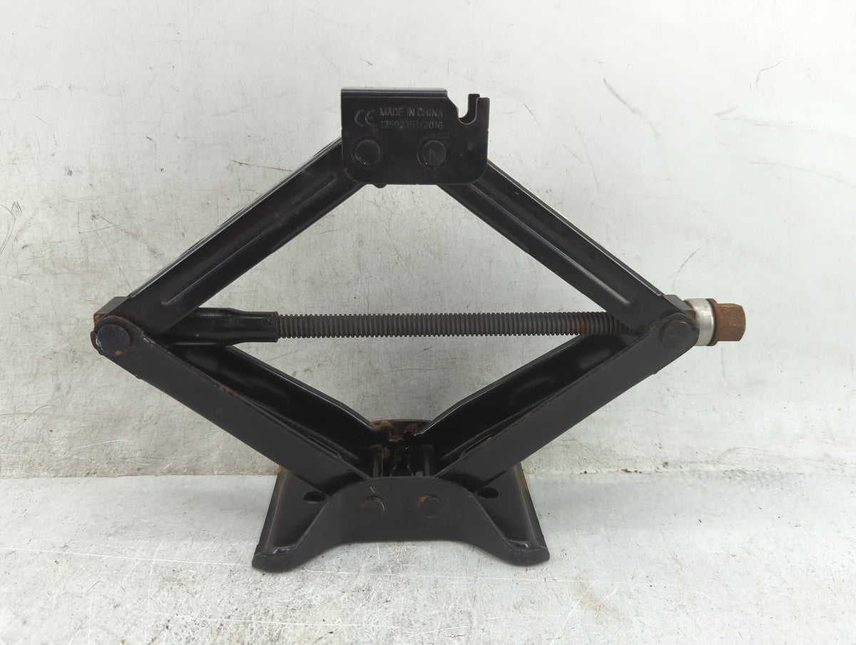 2017 Chevrolet Malibu Spare Scissor Car Jack 5026018 - Oemusedautoparts1.com