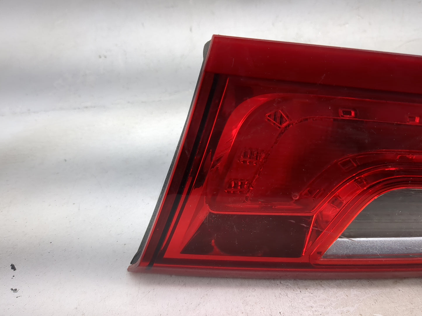 2016 Chevrolet Malibu Passenger Right Side Deck Lid Mounted Tail Light 5026101 - Oemusedautoparts1.com