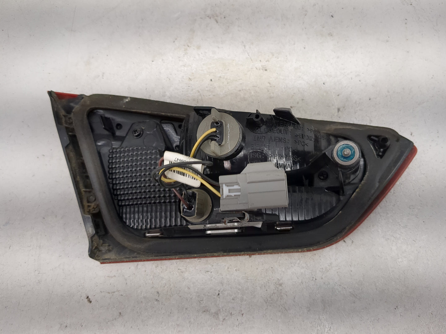 2016 Chevrolet Malibu Passenger Right Side Deck Lid Mounted Tail Light 5026101 - Oemusedautoparts1.com